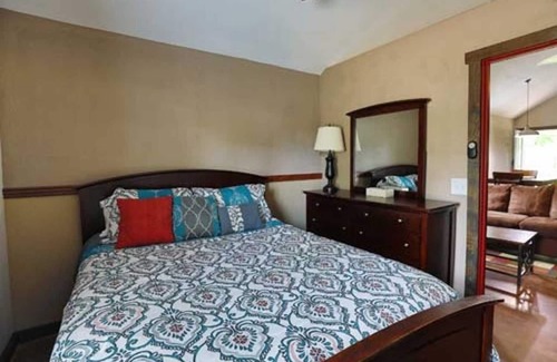 Hugo Cabine | Shady Oaks RV Resort 1 Bedroom Modern Cabin