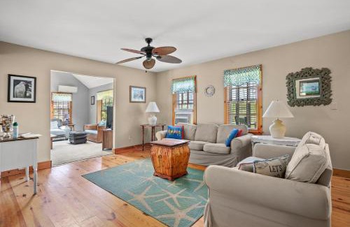 Piney Island Maison | Shady Side - Water access, screened porch!