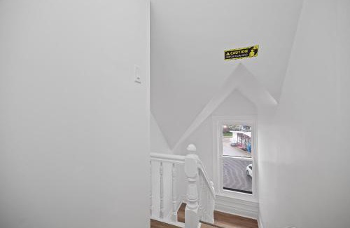 Shadyside Maison | Shadyside, Pittsburgh !F Modern and Bright Private Bedroom with Shared Bathroom