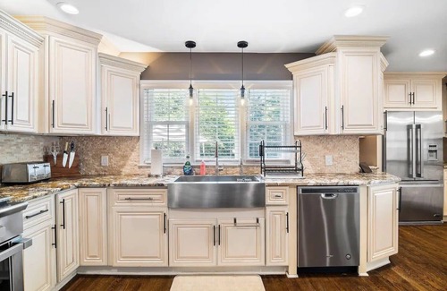 Beachwood Maison | Shaker Prestige - 4,000 sq ft - Calm and Quiet