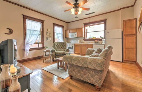 Treloar Appartement | Zia, New Haven! 1905 Doc's Office Transformed into a Quaint Vacation Apartment!