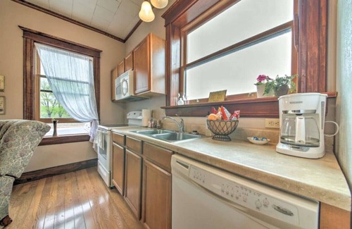 Treloar Appartement | Zia, New Haven! 1905 Doc's Office Transformed into a Quaint Vacation Apartment!