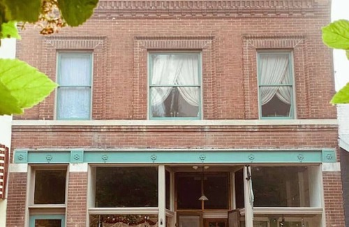 Treloar Appartement | Zia, New Haven! 1905 Doc's Office Transformed into a Quaint Vacation Apartment!