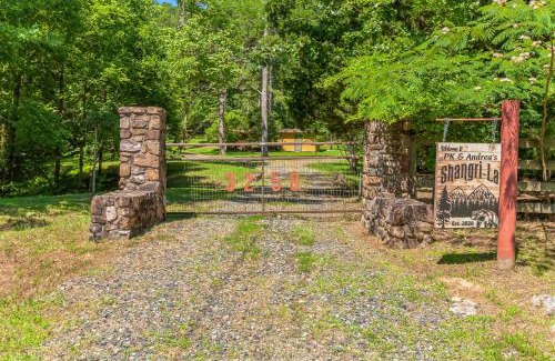 Mena Maison | Shangri-La ! A Serene Retreat - Direct access to Trails just 7 miles drive !