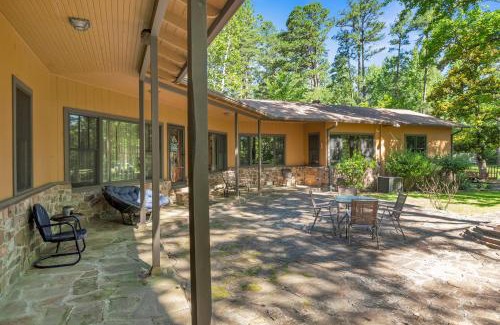Mena Maison | Shangri-La ! A Serene Retreat - Direct access to Trails just 7 miles drive !