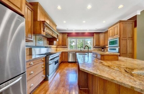 Penhook Maison | Shangri-la Beautiful setting, beautiful upscale home