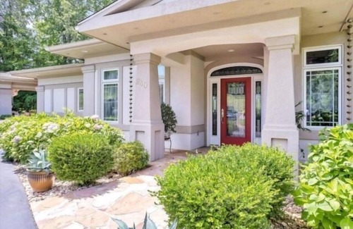 Penhook Maison | Shangri-la Beautiful setting, beautiful upscale home