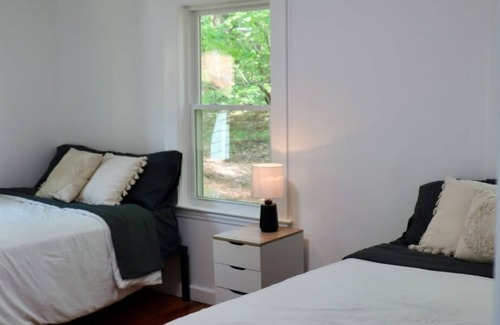 Windham Cabine | Shangri-La: Cozy Cottage Cabin A lovely cabin nestled amidst breathtaking nature