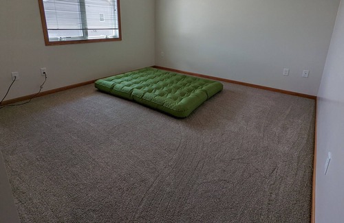 North Mankato Appartement | Shared apartment, queen air mattress