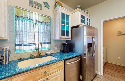 Safe Harbor Maison | Shared Pool, Close to Beach, Pet Friendly, Garage Access