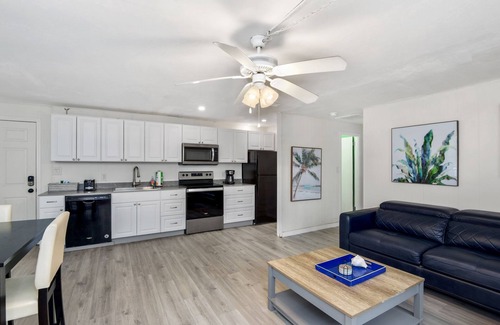 Fort Myers Beach Maison | ☀️Shared Pool + Grill | Pet Friendly | Short Walk to Beach | Eucalyptus C☀️