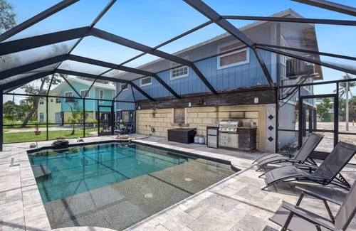 Fort Myers Beach Maison | ☀️Shared Pool + Grill | Pet Friendly | Short Walk to Beach | Eucalyptus C☀️
