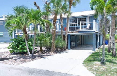 Fort Myers Beach Maison | ☀️Shared Pool + Grill | Pet Friendly | Short Walk to Beach | Eucalyptus C☀️