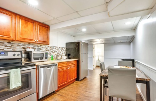 Englewood Appartement | Shared Yard, 4 Mi to NYC: Englewood Apartment!