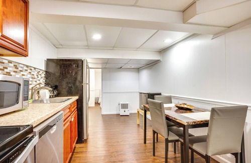 Englewood Appartement | Shared Yard, 4 Mi to NYC: Englewood Apartment!