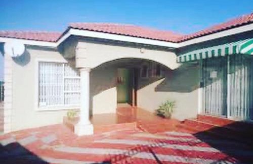 Moses Kotane Maison | SHARONS GUESTHOUSE