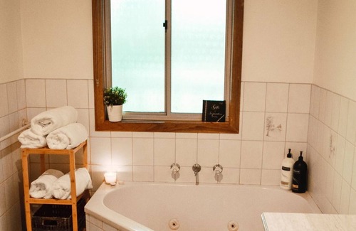 Eildon Cabine | Shaw Thing Lodge: Wifi, Foxtel, Pet Friendly