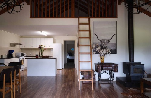 Bombira Autre | Shawwood Cottage Luxury Mudgee Farm Accommodation with spectacular sunsets and sweeping views to the hills and town, close to town in the midst of popular cellar doors.