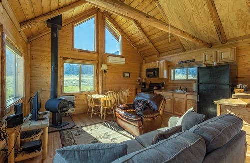 Cameron Cabine | Sheep Creek Cabin B is a cozy retreat offering stunning views: PRIME LOCATION
