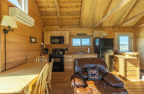 Cameron Cabine | Sheep Creek Cabin B is a cozy retreat offering stunning views: PRIME LOCATION