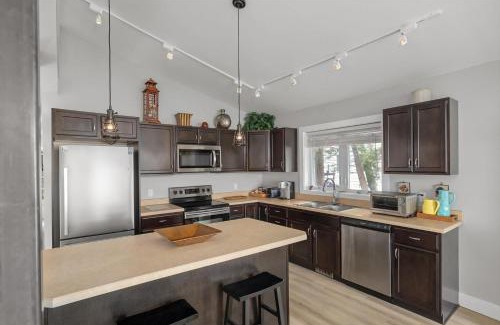 South Burlington Maison | Shelburne Bay Retreat Modern 3BR Lakefront Views