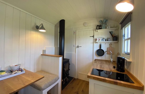 Sheldon Cabine | Sheldon Shepherd's Hut - Cosy Rural Retreat in the Peak District National Park