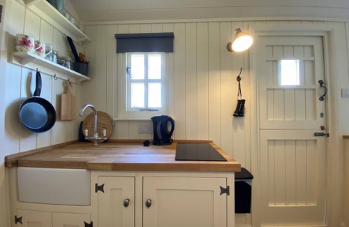 Sheldon Cabine | Sheldon Shepherd's Hut - Cosy Rural Retreat in the Peak District National Park