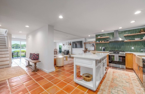 Menantic Creek Maison | Shelter Island 4 bedroom waterfront home with home office