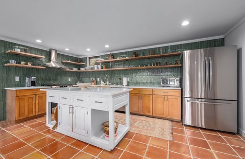 Menantic Creek Maison | Shelter Island 4 bedroom waterfront home with home office