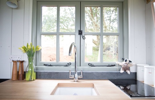 Kingston St Mary Cabine | Shepherd Hut with free Hot Tub, Wifi and Breakfast Hamper.
