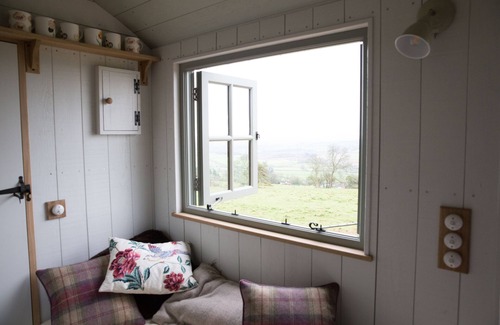Kingston St Mary Cabine | Shepherd Hut with free Hot Tub, Wifi and Breakfast Hamper.