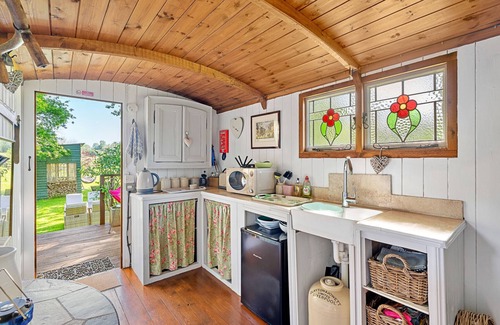 Romsey Chalet De Ski | Shepherd's Hut at Hilltop Farm