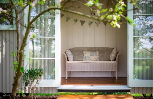 Alton Barnes Autre | Shepherd's Hut B&B nr Stonehenge, Salisbury, Bath, WiFi