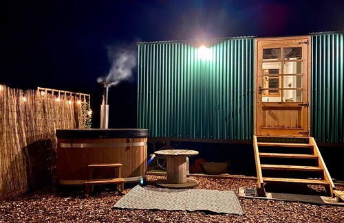 Longdon Cabine | Shepherd's Hut With Wood-Fired Hot Tub And Epic Views Over Rutland Water