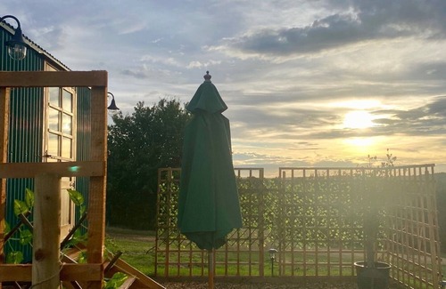 Longdon Cabine | Shepherd's Hut With Wood-Fired Hot Tub And Epic Views Over Rutland Water