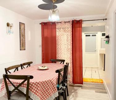 Chadwell Appartement | Shepherds House - Spacious 4 bedroom