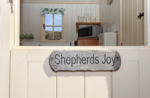 Crediton Cottage | SHEPHERDS JOY, romantic, with hot tub in Cheriton Fitzpaine