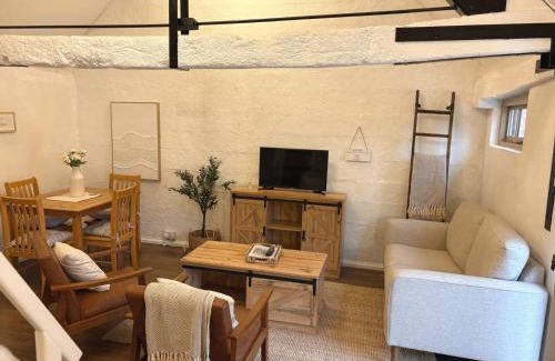 Lechlade Maison | Shepherds Rest Cotswolds Cottage Farm Stay With Pool