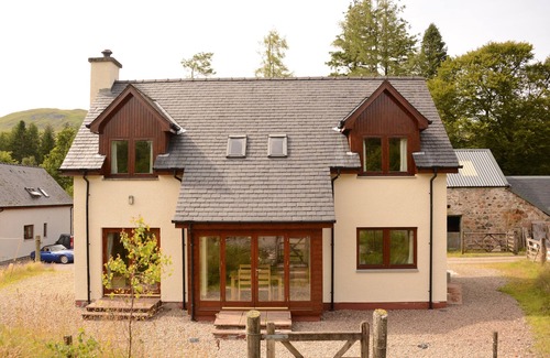 Torcastle Maison | SHEPHERDS REST, pet friendly, with open fire in Banavie