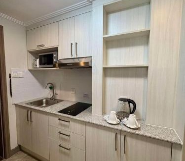 Malabanias Appartement | Sheryll Escapes - La Grande Phase 2, Grand Studio 708 on 7th floor with Balcony, Wifi & Netflix