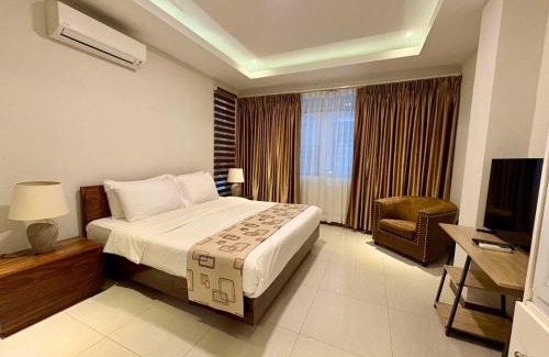 Malabanias Appartement | Sheryll Escapes - La Grande Poolside 1 BR with Bathtub, WiFi & Netflix