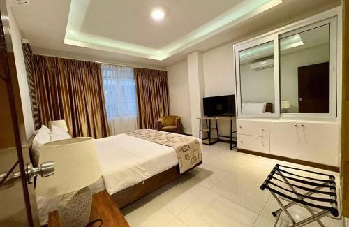 Malabanias Appartement | Sheryll Escapes - La Grande Poolside 1 BR with Bathtub, WiFi & Netflix