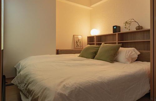 Chinatown Appartement | SHIKA HOME 横浜中華街-高級ファミリー向けワイドキングベットホームシアター駅徒歩4分 長期滞在者向け定期清掃サービス Luxury Family Room with Home Theater 2m Large Bed 4min to Station