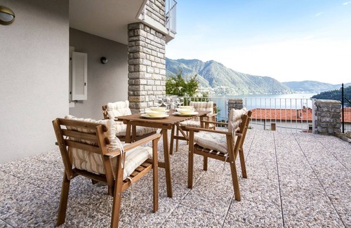 Moltrasio Appartement | A two-bedroom spacious apartment with unrivaled lake views and a garden.