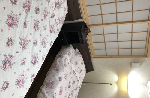 Narita Maison | Shin-Ichikan par personne Il est à environ 20 minutes en voiture de l'aéroport de Narita et à environ 15 minutes en voiture de la gare de Narita, donc la vie et le transport sont pratiques.