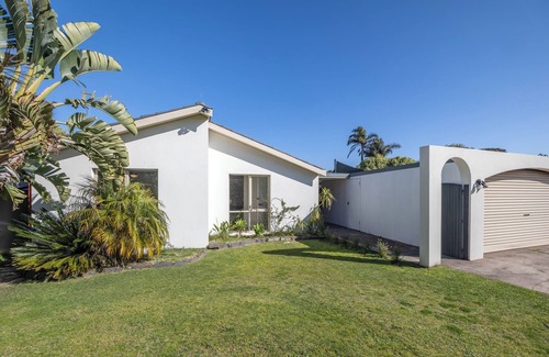 Carrum Downs Maison | SHINE Carrum Down Spacious Family Oasis With Heated Pool