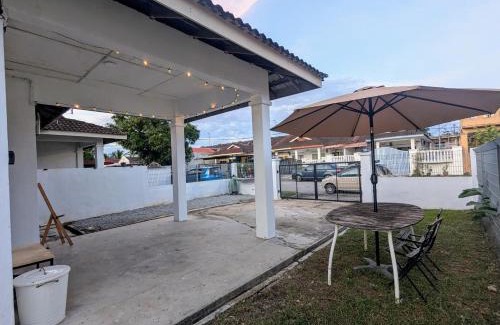Taman Kota Masai Maison | Shines GuestHouse 3Br with Outdoor Chilling