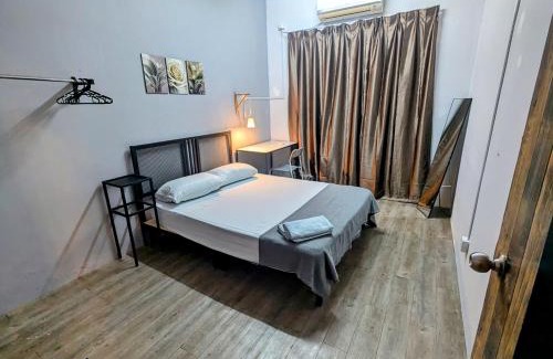 Taman Kota Masai Maison | Shines GuestHouse 3Br with Outdoor Chilling