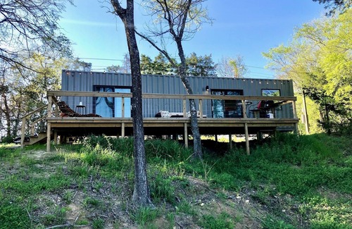 Elmo Cabine | Shipping Container Home with Waterfront View ✨ 45 min from Dallas