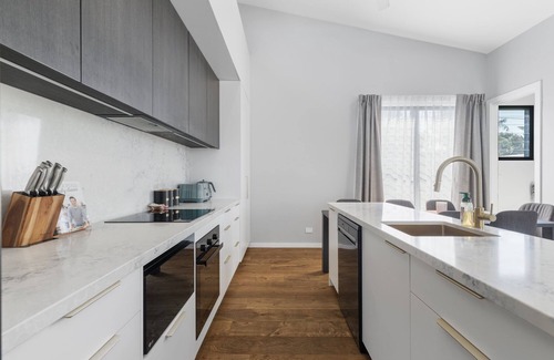 Marks Point Maison | Shiraz at Marks Point: Lovely 2-Bed Villa